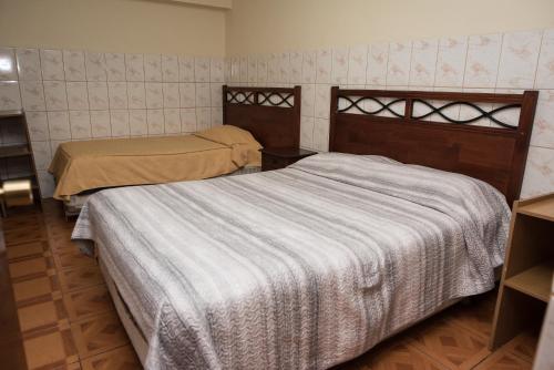 1 Schlafzimmer mit 2 Betten in einem Zimmer in der Unterkunft Hotel NIKYASAN in Antofagasta