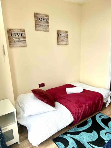 מיטה או מיטות בחדר ב-Beautiful One Bedroom flat in central location