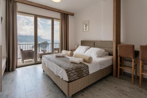Un pat sau paturi într-o cameră la Viewpoint Villa