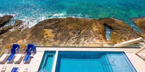La alberca dentro o cerca de SeaDreams Boutique Oceanfront Condos by Grand Cayman Villas & Condos