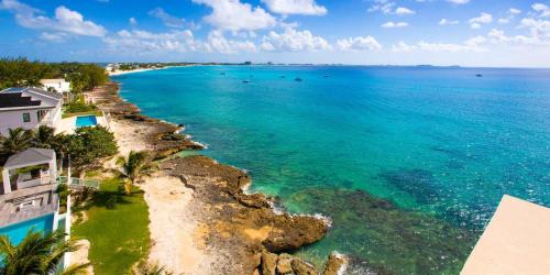 Una vista aérea de SeaDreams Boutique Oceanfront Condos by Grand Cayman Villas & Condos