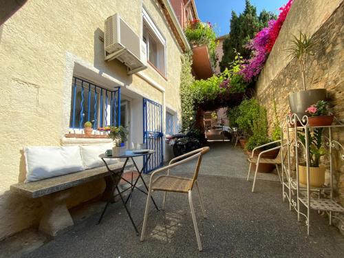 a patio with a table and chairs next to a building at Appartement La maison du pêcheur in Sainte-Maxime