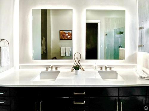 - Baño con 2 lavabos y 2 espejos en Beautiful Brand NEW Luxury Condo @ Sage Creek, en Moab