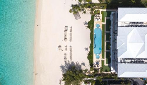Vue panoramique sur l'établissement The Beachcomber - Oceanfront Penthouses by Grand Cayman Villas & Condos