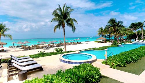 Het zwembad bij of vlak bij The Beachcomber - Oceanfront Penthouses by Grand Cayman Villas & Condos