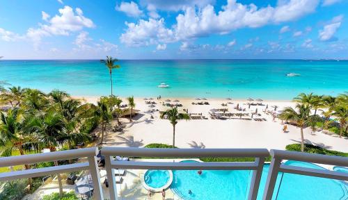 Vue sur la piscine de l'établissement The Beachcomber - Oceanfront Penthouses by Grand Cayman Villas & Condos ou sur une piscine à proximité