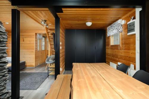 ein Esszimmer mit einem Holztisch und Stühlen in der Unterkunft Villa Särkkä in Kalajoki