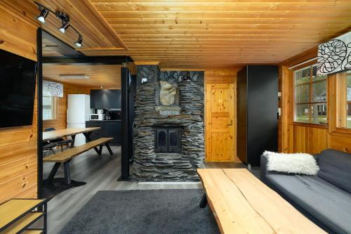 ein Wohnzimmer mit einem Steinkamin in einer Hütte in der Unterkunft Villa Särkkä in Kalajoki