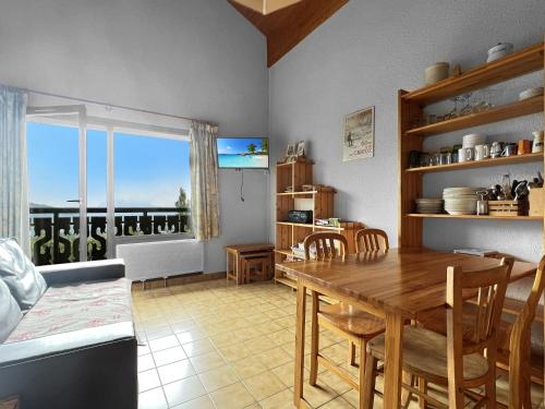 une cuisine et une salle à manger avec une table et une fenêtre dans l'établissement Duplex 4 Pers PIed de pistes (BA331), aux Carroz d'Arâches