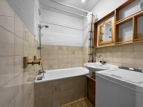 une salle de bain avec une baignoire et un lavabo dans l'établissement Duplex 4 Pers PIed de pistes (BA331), aux Carroz d'Arâches