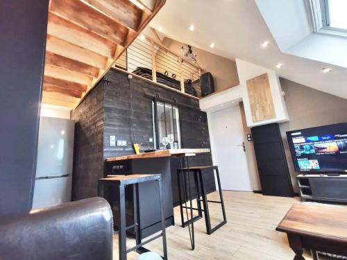 Kuchyň nebo kuchyňský kout v ubytování LE NID DE LA TOURELLE - Wifi - Hôpital - IUT