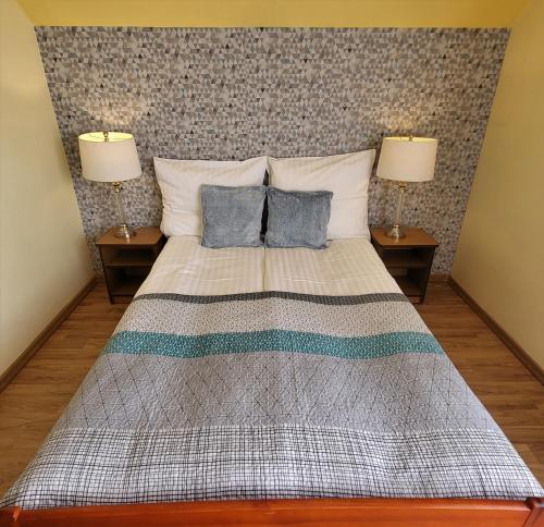 ブワディスワボボにあるEwa wczasyのベッドルーム1室(ベッド1台、ランプ2つ、テーブル2台付)