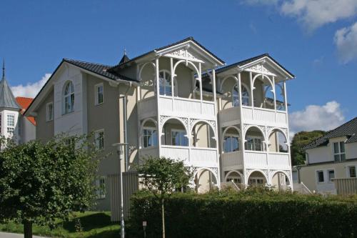 オストゼーバート・ゼリンにあるVilla Wilhelmine - Ferienwohnung 04 mit Balkonの大きな白い建物