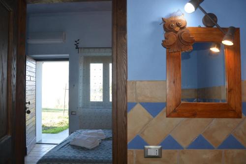 Habitación con espejo y habitación con cama en Agriturismo Re Tarquinio, en Tuscania