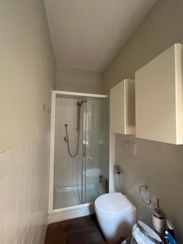 a bathroom with a shower and a toilet in it at Maison Vert appartamento in centro storico a Modena in Modena