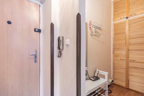 baño con lavabo y teléfono en la pared en Apartment Termal, en Rybáře