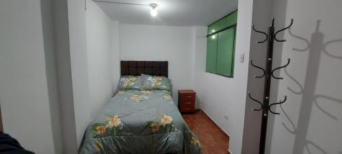 1 dormitorio pequeño con 1 cama en una habitación en Real in House Cusco, en Cusco