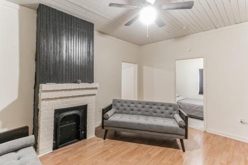 un soggiorno con divano e camino di Cozy charming two-story home great for long stays home a Savannah