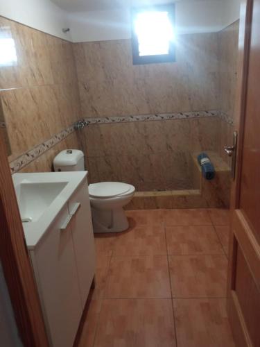 uma casa de banho com um WC e um lavatório em Casita con vista a la montaña em Icod de los Vinos