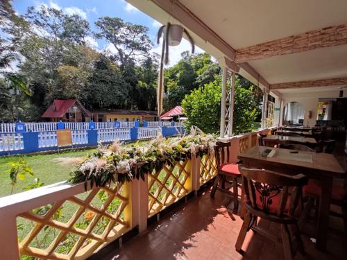 a balcony with a fence and a table and chairs at Hotel Centro Recreacional Valle deEli in Fusagasuga