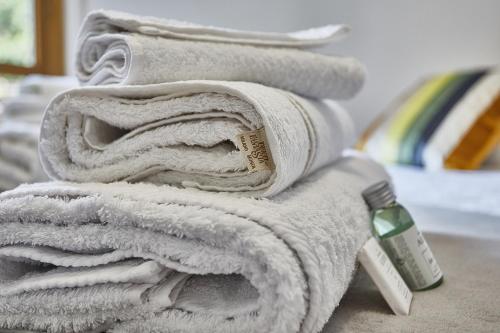 uma pilha de toalhas sentadas em cima de uma cama em MONZA-MILANO - Comfort tra centro e stazione - WIFI em Monza