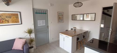 un salon avec un canapé et une table dans l'établissement Centre ville à 2 pas de la plage, à Pornichet