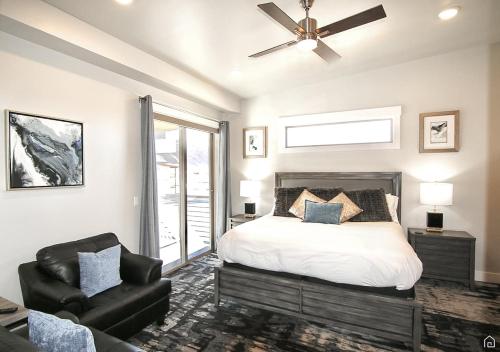 A bed or beds in a room at Luxury Condo and Heated Pool
