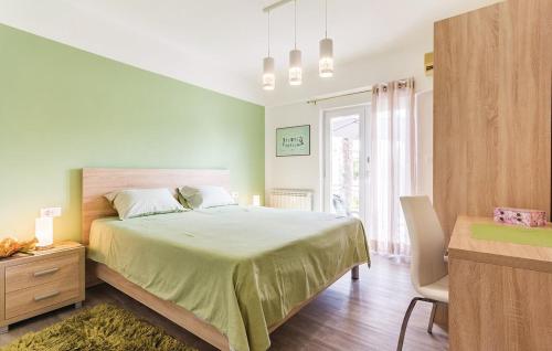 ein Schlafzimmer mit einem Bett und einem Schreibtisch mit Stuhl in der Unterkunft Apartment Olive Garden Medulin I in Medulin