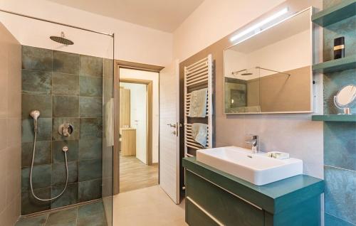 ein Badezimmer mit Waschbecken, Dusche und Spiegel in der Unterkunft Apartment Olive Garden Medulin I in Medulin