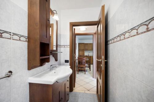 ein Bad mit einem Waschbecken und einem Spiegel in der Unterkunft La Cicala 1 in Stellanello