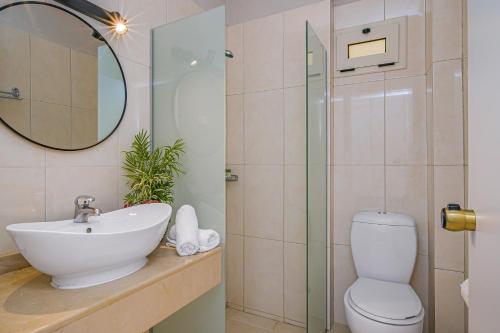 Bilik mandi di Notos Heights Hotel & Suites