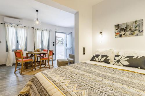 スコペロスにあるThe Grey Homeのベッドとテーブルと椅子のある寝室
