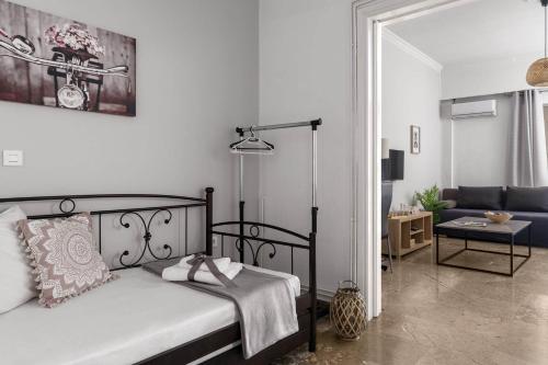 - une chambre avec un lit et un salon dans l'établissement Chris's best apartment in Athens, à Athènes