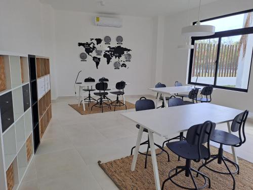 una sala de conferencias con mesas y sillas. en New apartment excellent location in Bávaro, Punta Cana, en Punta Cana