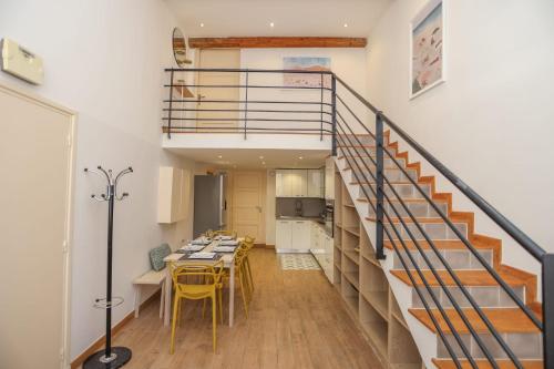 une pièce avec un escalier, une table et des chaises dans l'établissement IMMOGROOM - Beautiful Duplex - 5 min from the beach - AC - SUQUET, à Cannes