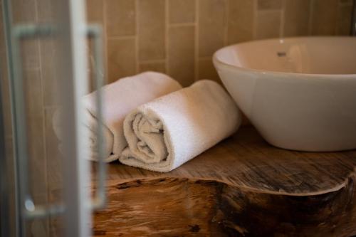 - Baño con lavabo y toallas en una mesa en Bed & Breakfast Gioia di..., en Santo Stino di Livenza