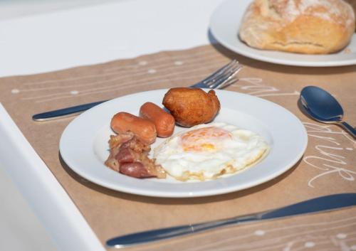 Makanan di atau berdekatan rumah tamu ini