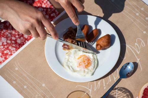 Makanan di atau berdekatan rumah tamu ini