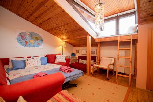 um quarto com uma cama e um loft em ZeusPlace Fenia’s Nest House em Litochoro
