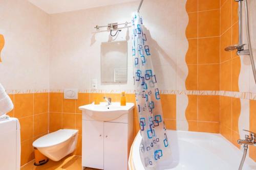 une salle de bain avec un lavabo et un rideau de douche dans l'établissement Apartment on Masaryka 39, à Karlovy Vary