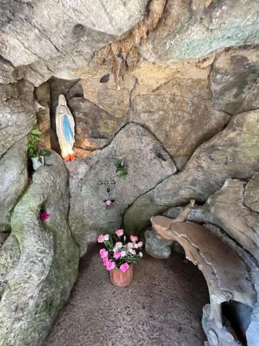 a rock cave with a vase with flowers in it at Villa Pia Lena in Magreglio