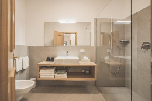 a bathroom with a sink and a shower at Residence Schnatzhof in Silandro