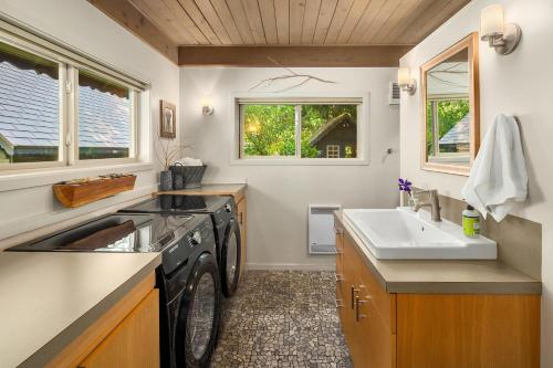 Köök või kööginurk majutusasutuses Timber Creek Cabin