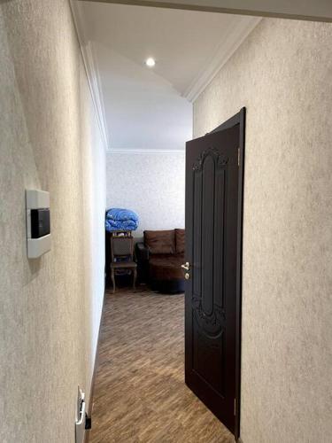 einen Flur mit einer Tür zum Wohnzimmer in der Unterkunft Aram Guest House in Sewan