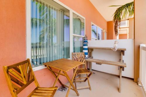 サウス・パドレ・アイランドにあるSouth Padre Island Condo Walk to Beach!のダイニングルーム(テーブル、椅子、デスク付)