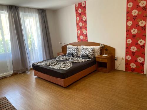 Un dormitorio con una cama con almohadas. en Созопол HILLSS, en Sozopol