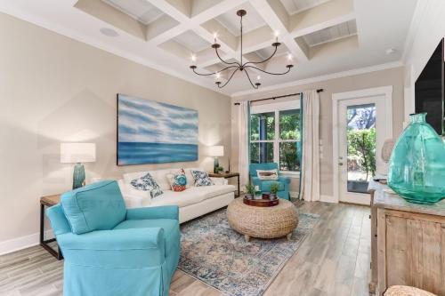 フェルナンディーナ・ビーチにある2206 Shell Cove Circle homeのリビングルーム(白いソファ、青い椅子付)