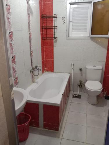 a bathroom with a bath tub and a toilet at شقة مفروشة ثلاث غرف لك وحدك قريبة من البحر in Alexandria