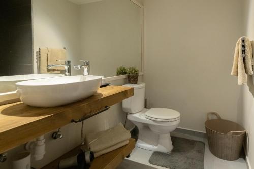 uma casa de banho com um lavatório e um WC em CASA Arte- Exclusive apartment with internet and pool em Santa Catharina