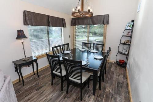 Gambar di galeri bagi Seven Springs 2 BR Premium Condo, Walk to Slopes condo di Champion